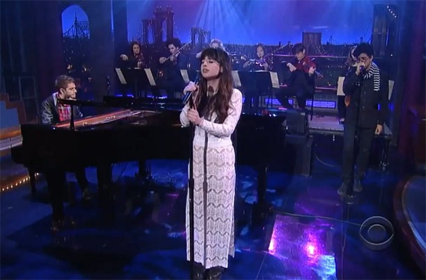 [Zedd-and-Foxes-Perform-Clarity-Live-on-Letterman%255B3%255D.jpg]