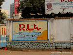 Devant le siège de RLTV à Kinshasa. Radio Okapi/ Ph. John Bompengo