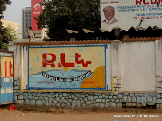 Devant le siège de RLTV à Kinshasa. Radio Okapi/ Ph. John Bompengo