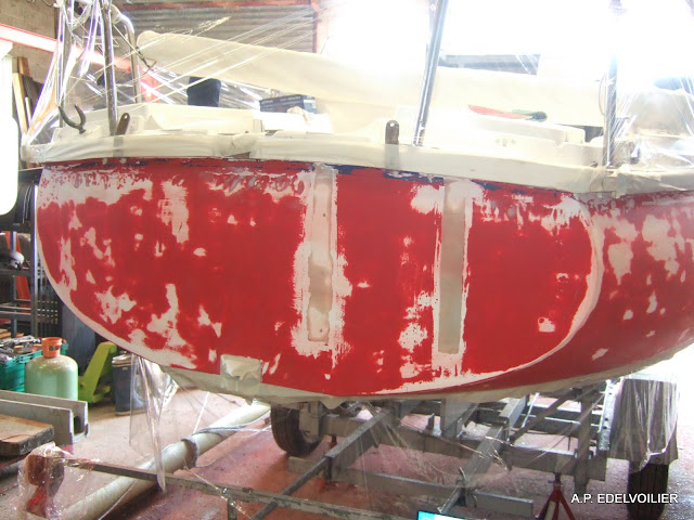 Pour protéger l'antifouling on applique un scotch de masquage et on laisse pendre  le film de protection : Comme une jupe :-D