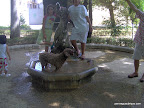 Turca con Anay y Samantha en una fuente del parque.