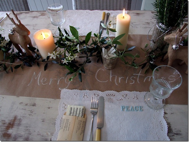 [leahs%2520xmas%2520table%2520setting%25202.jpg]