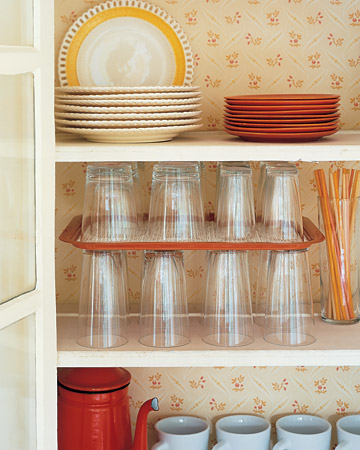 If you do not have a wired rack to stack glasses, you can use a simple tray instead.