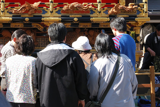 麒麟台の彫刻に見入る人々 070475.jpg