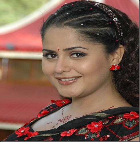 spicy-actress-farzana-cute face