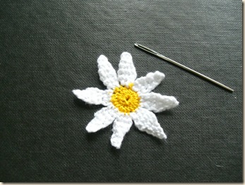 Reverse of tiny needle lace daisy 3-d