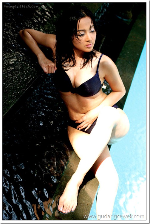 Taffana Dewi Dengan Bikini Hot