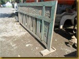Pembatas atau penyekat ruang dari kayu tampak samping Pembatas atau penyekat ruang dari kayu tampak samping