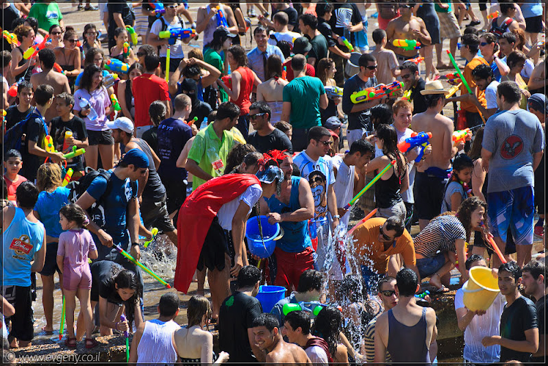 il/Настоящее мочилово в центре Тель Авива (20110701 ta water war 054 6802)