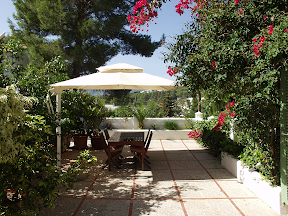 Big terrace (48 m2), left the entrance, shared with the upper apartment. Dining table, seat 4.