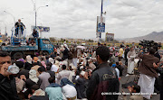 Sheikh Abdullah Saatar (الشيخ عبدالله صعتر) of the Islah party gives the sermon. For all the money they are putting into organizing these events, you'd think that they'd get a better looking truck. Friday prayer on 60 Meter Rd, Sana'a, Yemen جمعة الوفاء لأبين  في شارع الستين بصنعاء