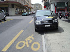 L'hybride, un classique, on s'en lasse pas : La voiture moitié piéton, moitié vélo.