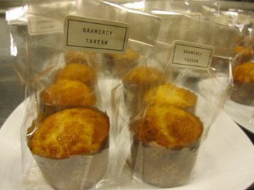 A great hostess gift- mini lemon cakes! A great hostess gift- mini lemon cakes!