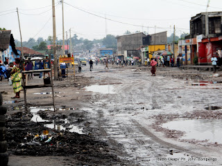 Une des routes principale de la commune de Kimbanseke à Kinshasa le 11/12/2011. Radio Okapi/ Ph. John Bompengo