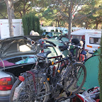 De zwaar beladen auto bij het tentenkamp in Marbella