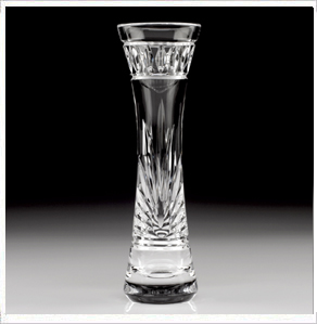Daisy Bud Vase. (williamyeowardcrystal.com)