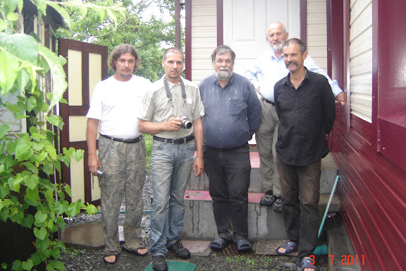 À Anutchino : Vadim Zaritskyi, Guillaume Meissonier, Jean Michel, Gérard Charet et leur hôte, 3 juillet 2011. Photo : G. Meissonnier