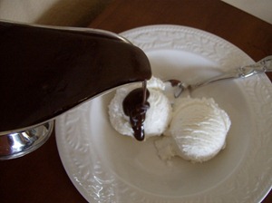 Homemade Hot Fudge Sauce (640x477)