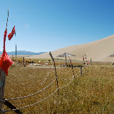 Tianshan - Drapeaux au pied de la dune