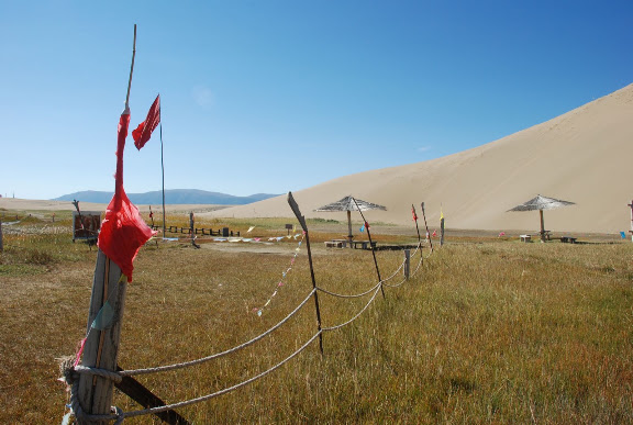 Tianshan - Drapeaux au pied de la dune