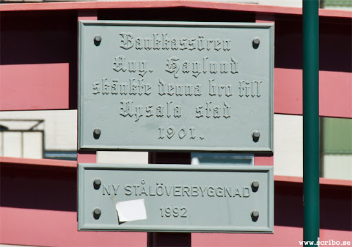 Minnestavla Skylt. Bankkassören Aug. Haglund skänkte denna bro till Uppsala stad 1901. Ny stålöverbyggnad 1992.
