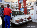 Un pompiste  (en bleu rouge),  approvisionnant un client  en carburant dans une station service à Kinshasa. Radio Okapi/Ph. John Bompengo