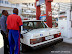  – Un pompiste  (en bleu rouge),  approvisionnant un client  en carburant dans une station service à Kinshasa. Radio Okapi/Ph. John Bompengo