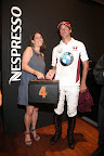 Luisa Weber, country manager de Nespresso Austral, entregando el premio al goleador de la 1ra fecha Javier Novillo Astrada. Gentileza: Nespresso.