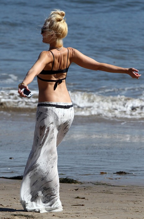 gwen-stefani-bikini-top-malibu-07-830x1245