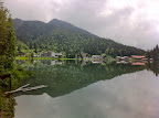 Die Berge spiegeln sich im See - ein großartiges Setting, nicht nur für den Lauf.
