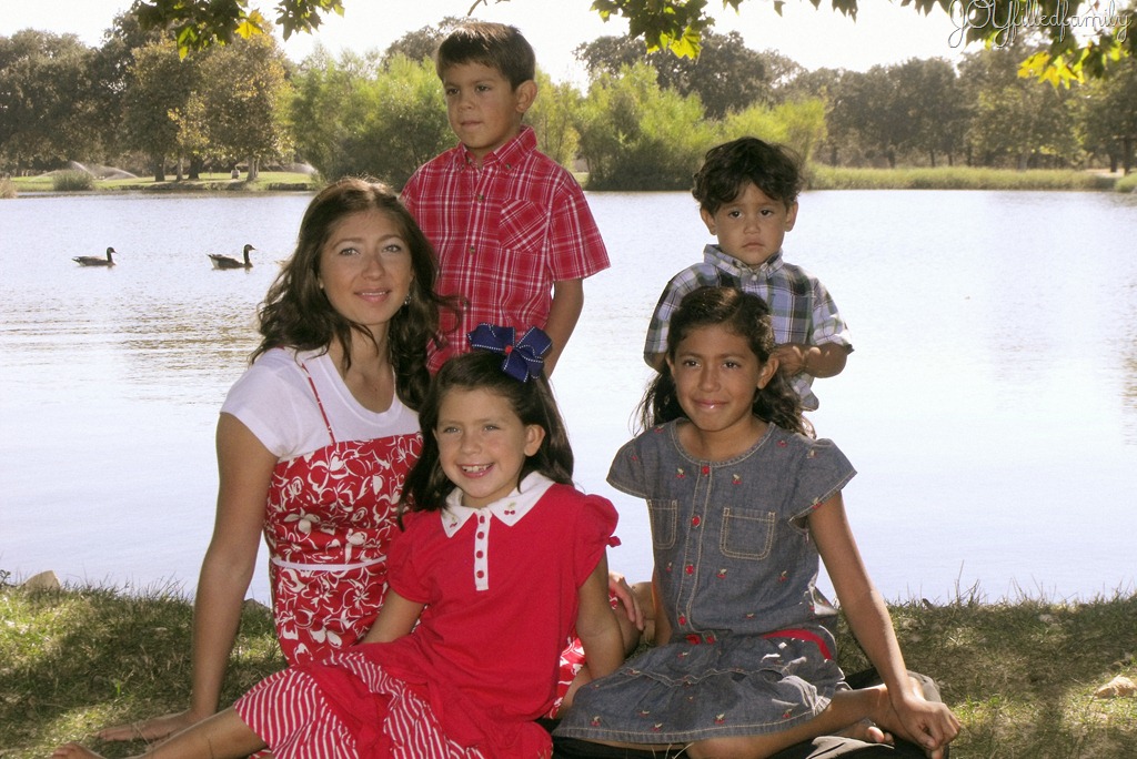 [kids-in-front-of-water-4x6-harry-691.jpg]