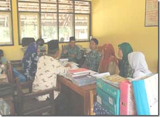 Diskusi-antar-sesama-guru-membahas-permasalahan-pembelajaran Diskusi-antar-sesama-guru-membahas-permasalahan-pembelajaran