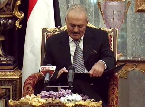 [AP%252BYemen%252BPres%252BSaleh%252Bsigns%252Bagreement%252B480%255B2%255D.jpg]
