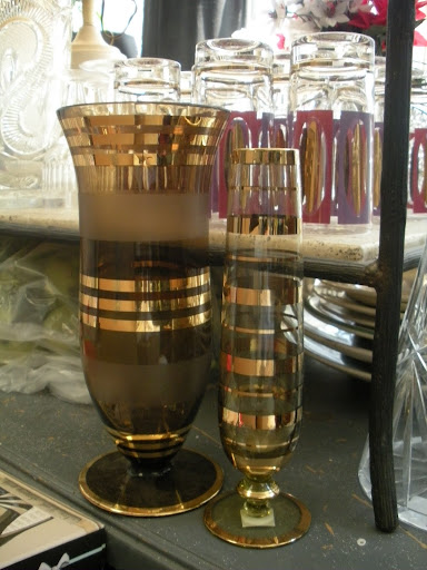 The contrasting thick and thin gold lines makes for a sophisticated pattern.