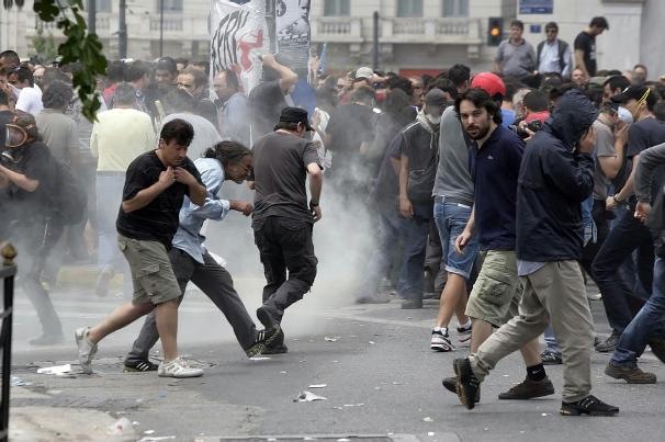 [eurozone%2520crisis%2520%2520greece%2520riots%255B7%255D.jpg]