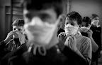 Estudiantes ucranianos usan máscaras de seguridad de gaza en una escuela de rudniya en las afueras de las zonas contaminadas de Chernobyl en abril 3 del 2006 Estudiantes ucranianos usan máscaras de seguridad de gaza en una escuela de rudniya en las afueras de las zonas contaminadas de Chernobyl en abril 3 del 2006