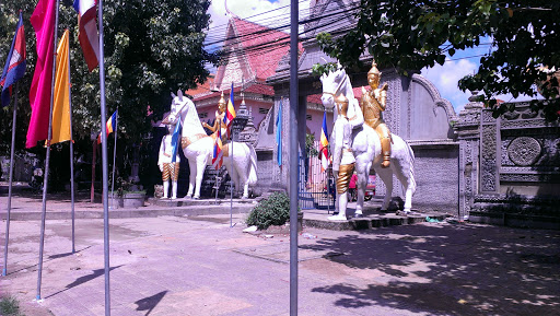 White And Gold Horse Statues 