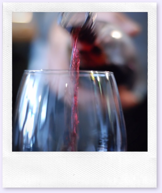 vinho_servindo_vinhoedelicias vinho_servindo_vinhoedelicias