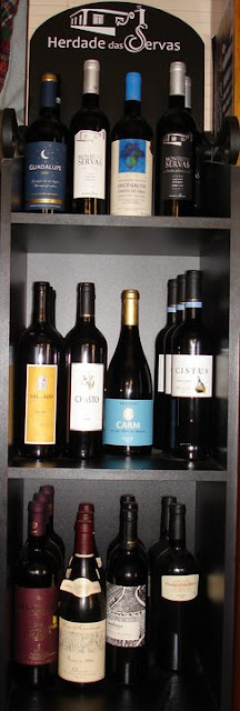 Temos uma garrafeira composta por mais de 100 marcas de vinhos, maioritariamente das regiões do Alentejo e Douro..jpg