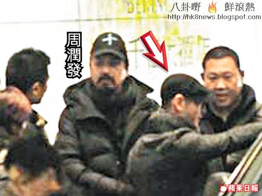 發哥與黃曉明早前在北京相約晚飯，飯後曉明（箭嘴示）更為偶像開車門。互聯網圖片