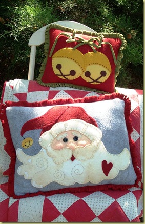 127_Jingle Bell Santa Pillows