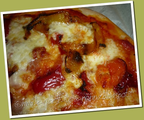Pizza con pomodoro, mozzarella e peperoni (5)