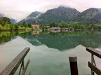 Der Blick von einem Steg auf das Westufer des Schliersees.
