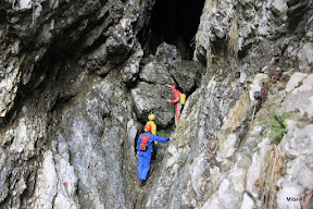 Vhod v jamski sistem Male Boke je skozi že prej poznano Golobjo jamo. To je na nadmorski višini 433m.