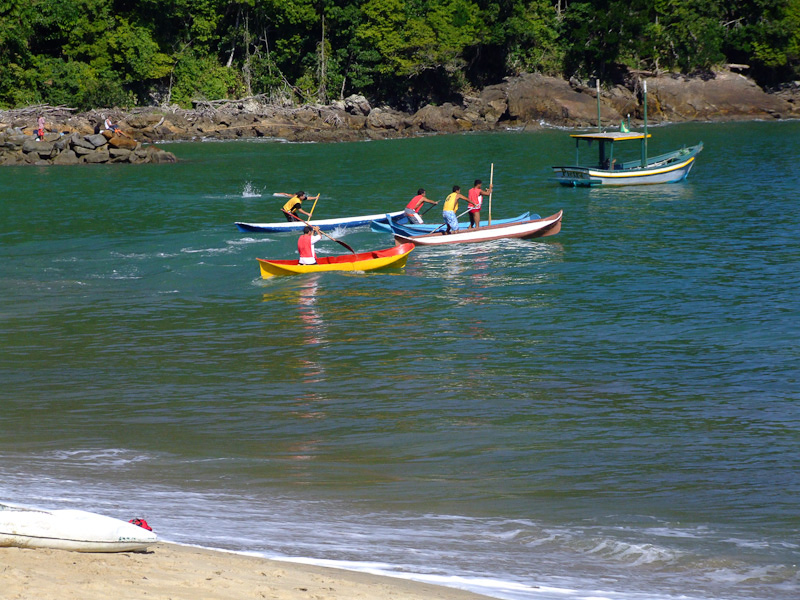 Fotos de Regata de canoas. Foto numero 3799190996. Fotografia da Pousada Pe na Areia, que fica em Boicucanga, próximo a Maresias, Litoral Norte de Sao Paulo (SP).