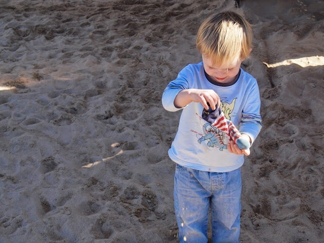 virtù - filling his sock with sand virtù - filling his sock with sand