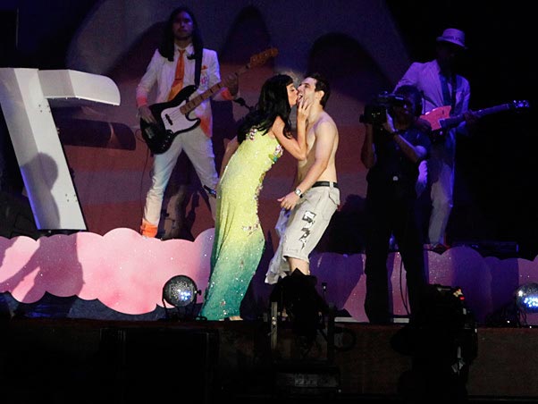 Katy Perry provoca e da beijo em fã no Rock In Rio
