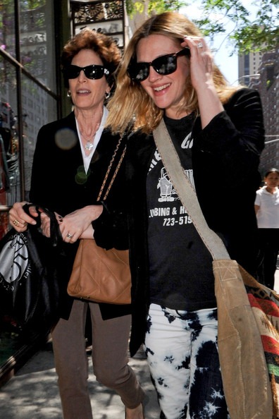 [DrewBarrymoreDrewBarrymoreOutNYC2qDS.jpg]