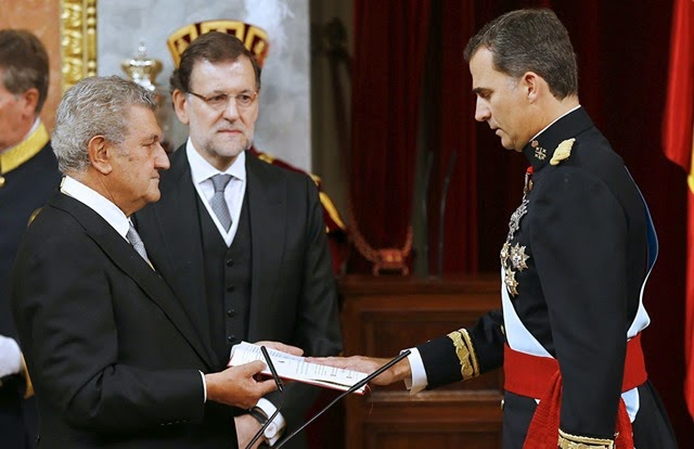 EL REY JURA ANTE LAS CORTES GUARDAR Y HACER GUARDAR LA CONSTITUC EL REY JURA ANTE LAS CORTES GUARDAR Y HACER GUARDAR LA CONSTITUC