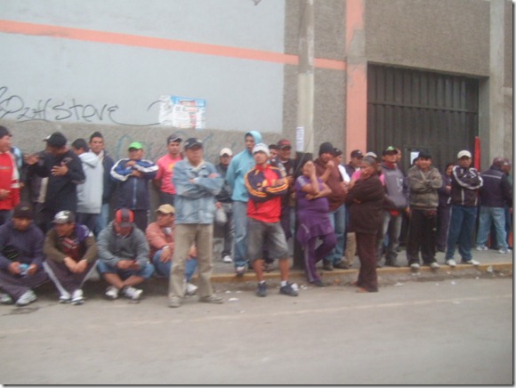 EN LA FOTO APARECE UN GRUPO DE MATONES SUPUESTAMENTE COMNTRATADOS POR EL GERENTE GENERAL DEL GRLP. PARA ESO SI HAY PLATA